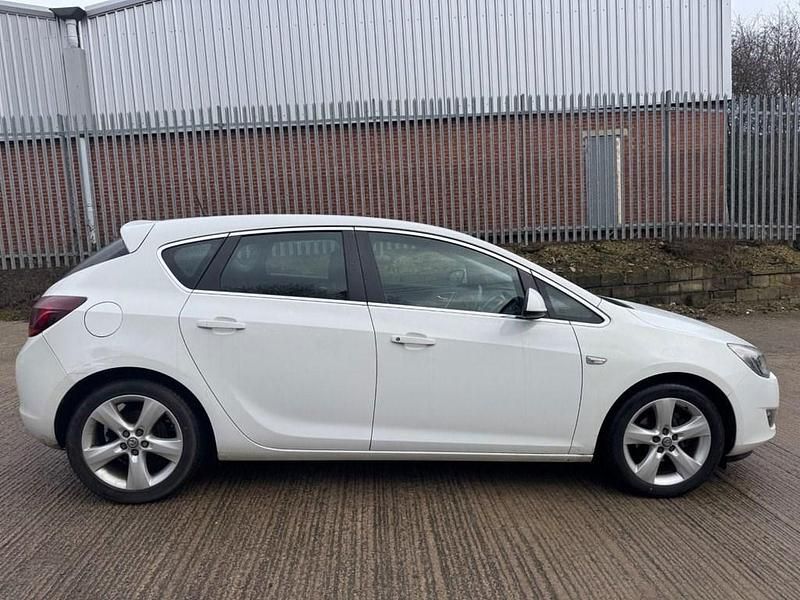 Used Vauxhall Astra SRi 115 HP (84 kW) 2012 White Hatchback