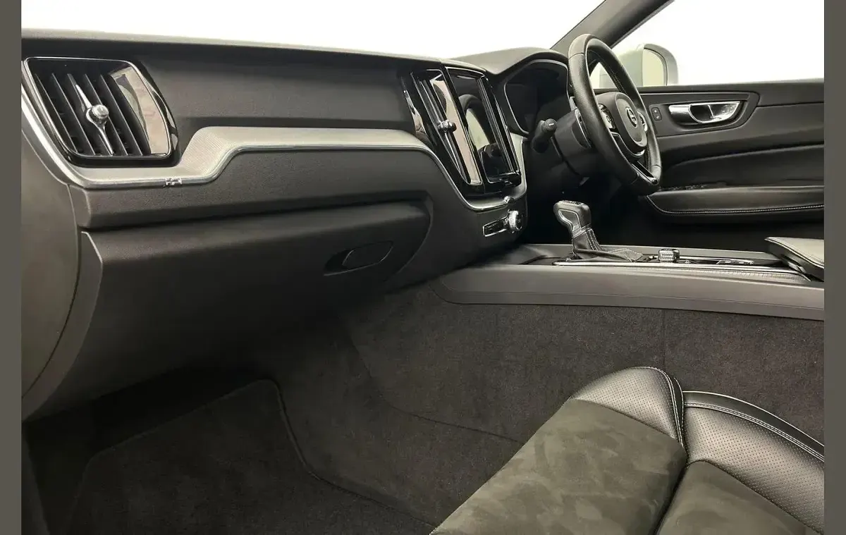 Used Volvo XC60 R-Design 188 HP (138 kW) 2017 Grey SUV