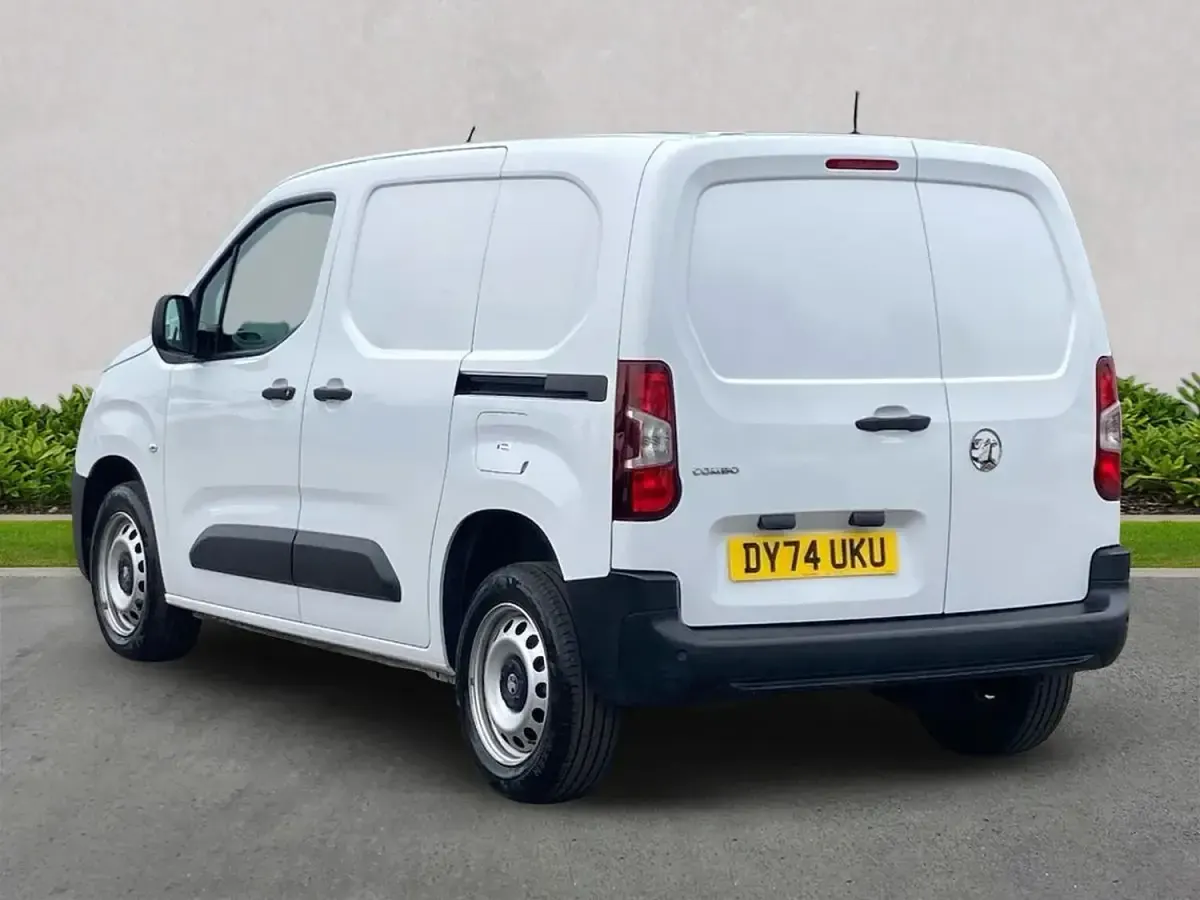Second-hand Vauxhall Combo S 100 CP (73 kW) 2024 Alb Monovolum