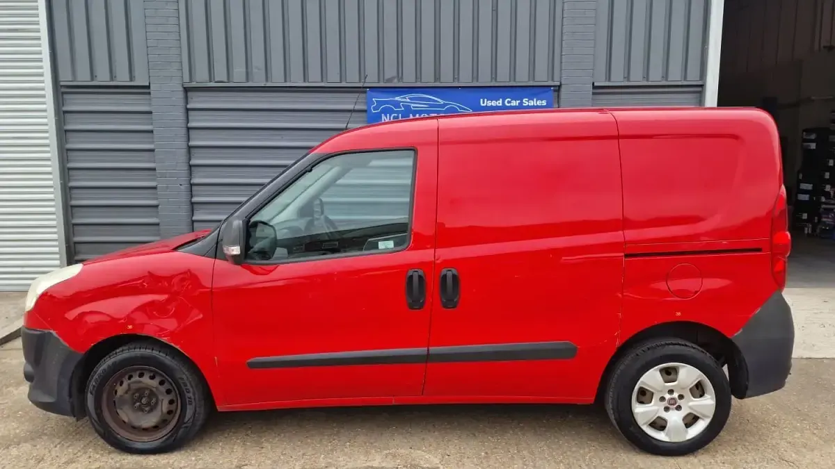 Used Fiat Doblò 90 HP (66 kW) 2013 Red MPV