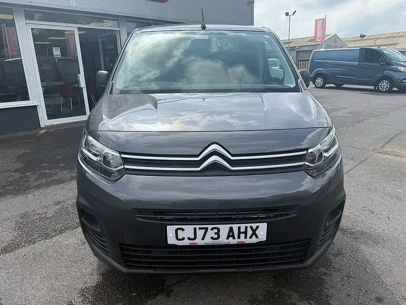 Begagnad Citroën Berlingo 100 HK (73 kW) 2024 Grå Minibuss