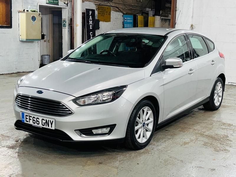 Used Ford Focus Titanium 120 HP (88 kW) 2016 Silver Hatchback