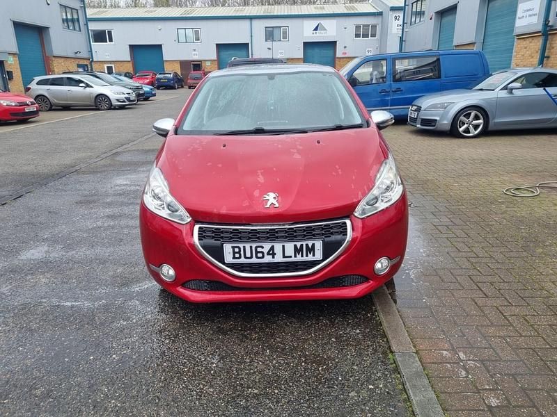 Używany Peugeot 208 Style 82 KM (60 kW) 2014 Czerwony Hatchback