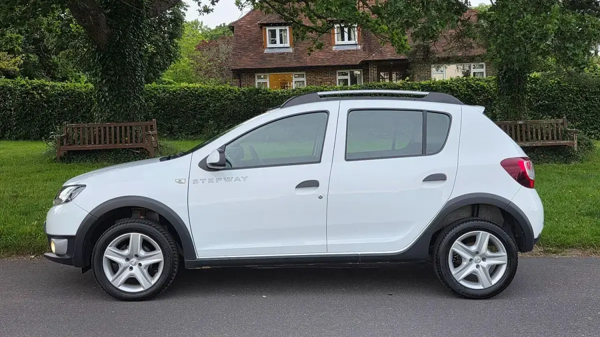 Used Dacia Sandero Lauréate 90 HP (66 kW) 2014 White Hatchback