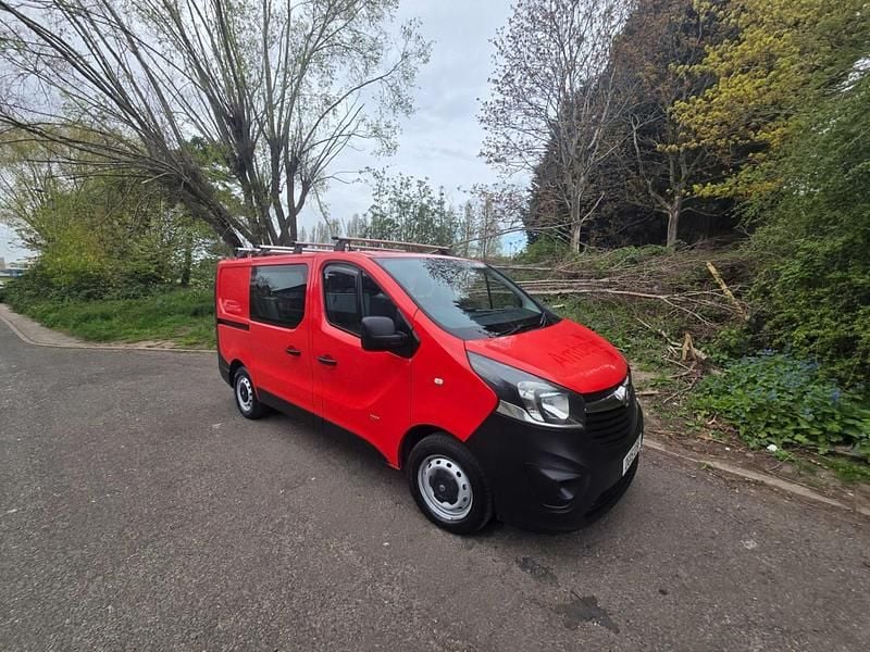 Used Vauxhall Vivaro 120 HP (88 kW) 2015 Red
