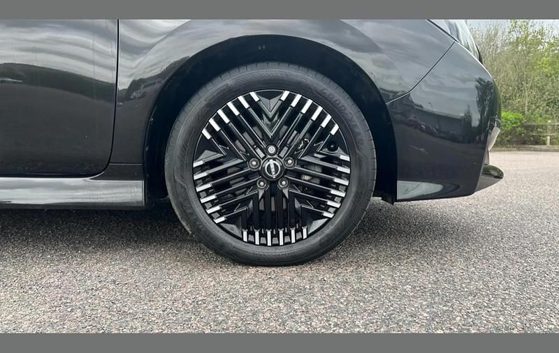 Begagnad Nissan Leaf Tekna 108 kW (147 HK) 2022 Svart Halvkombi
