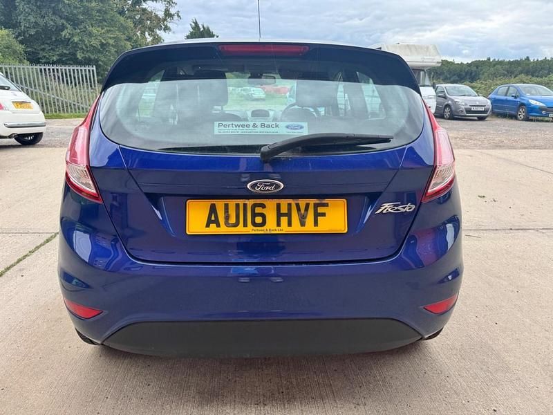 Usado Ford Fiesta Zetec 82 HP (60 kW) 2016 Azul Citadino