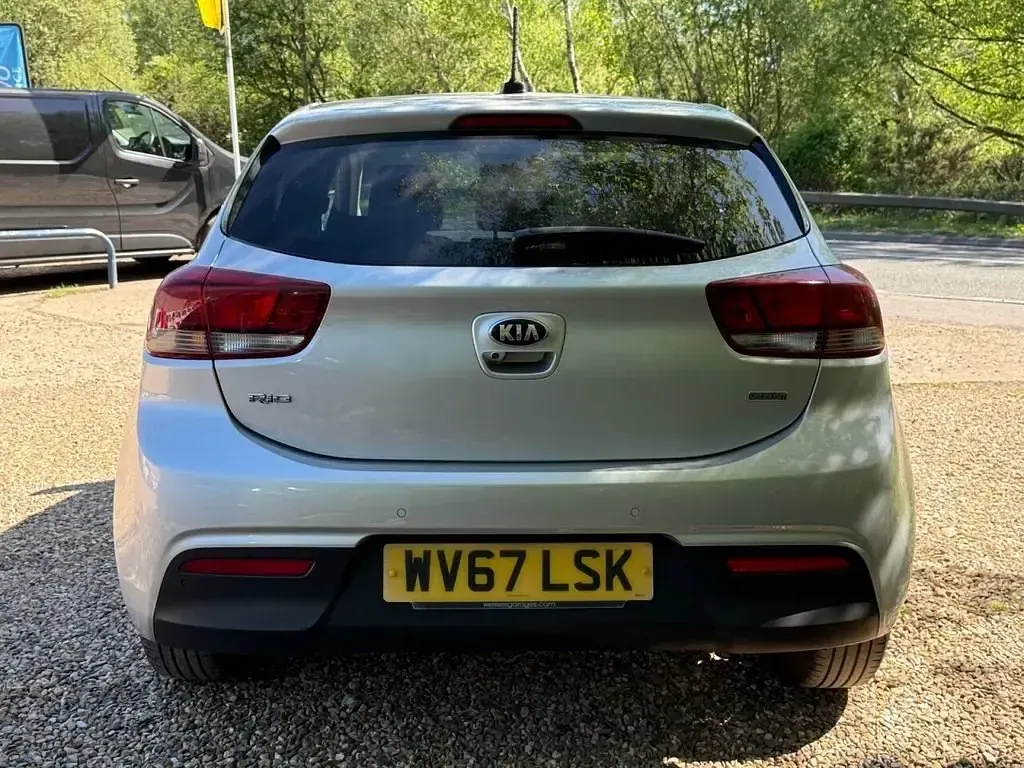Usado Kia Rio 89 HP (65 kW) 2017 Prateado Citadino