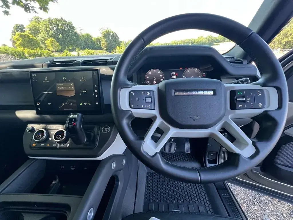 Używany Land Rover Defender SE 2024 Srebrny SUV