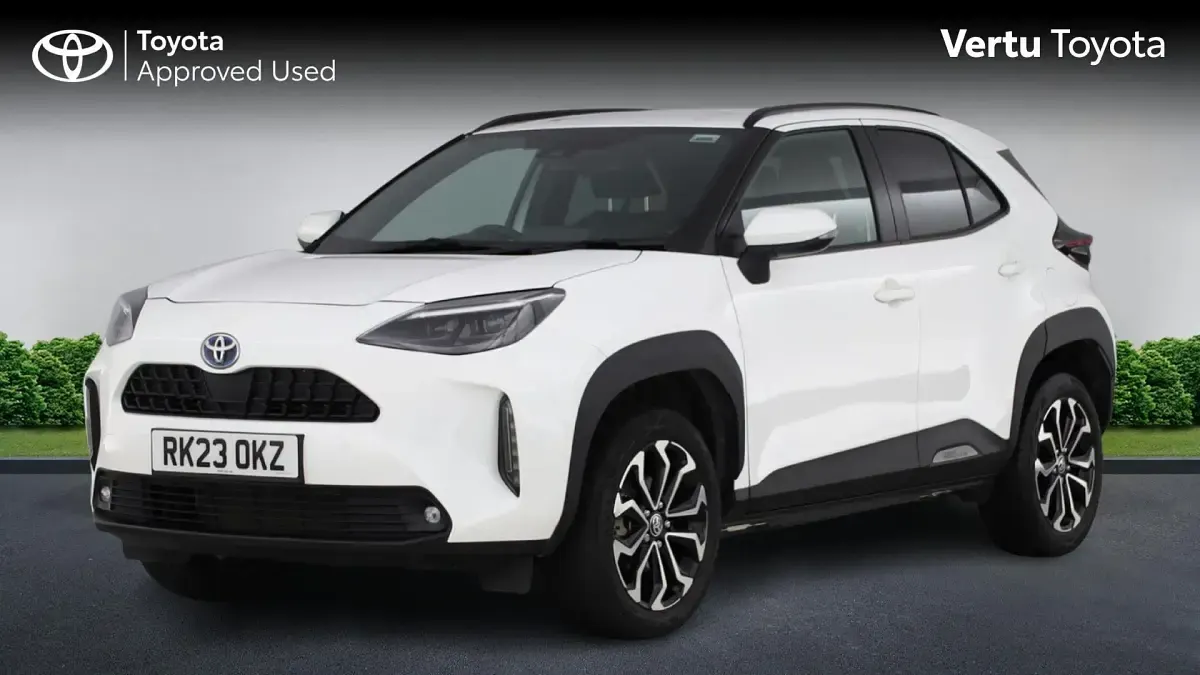 Used Toyota Yaris Hybrid Design 116 HP (85 kW) 2023 Pure white Estate