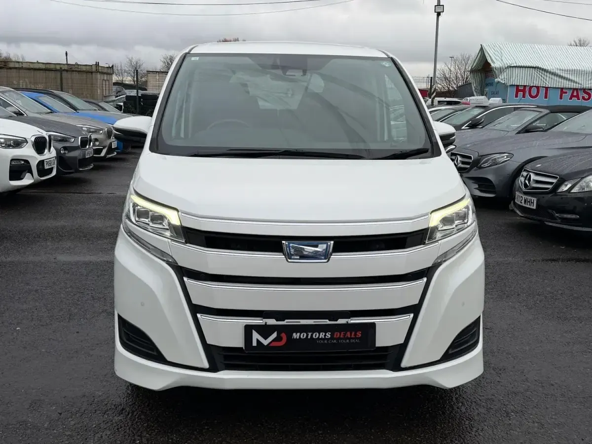 Begagnad Toyota Noah 2025 Vit Minibuss