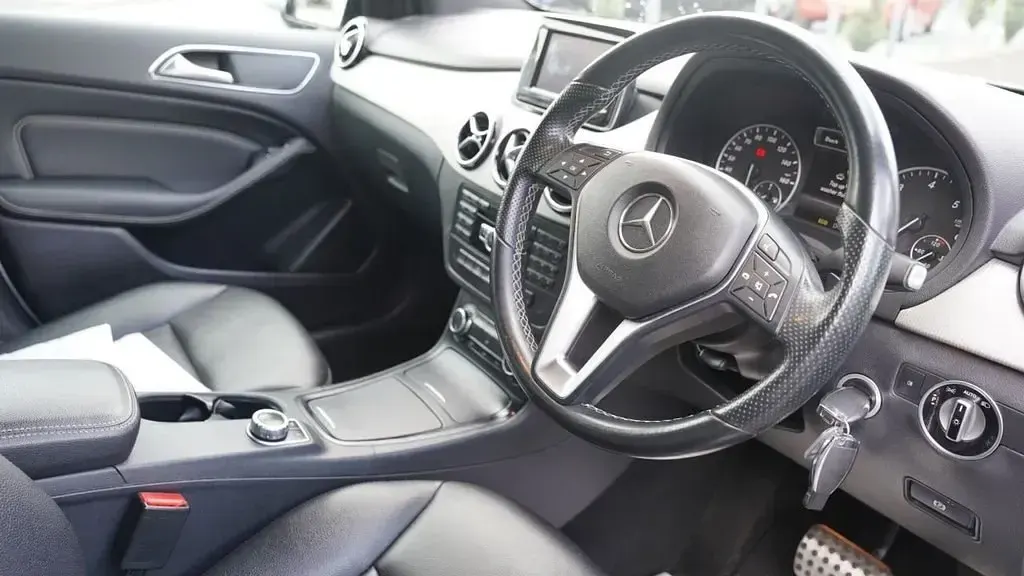 Usado Mercedes B180 109 CV (80 kW) 2014 Plateado Monovolumen