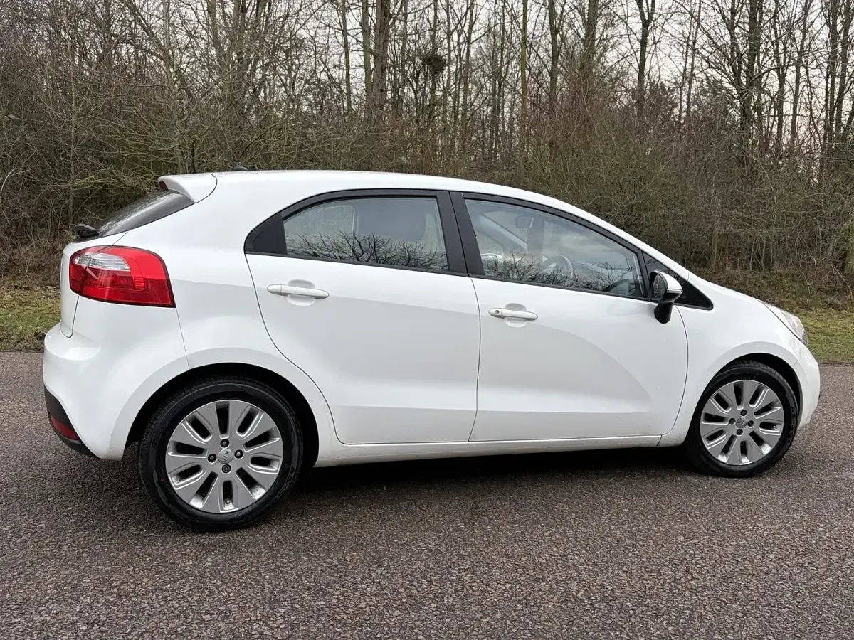 Used Kia Rio 85 HP (62 kW) 2014 White Hatchback