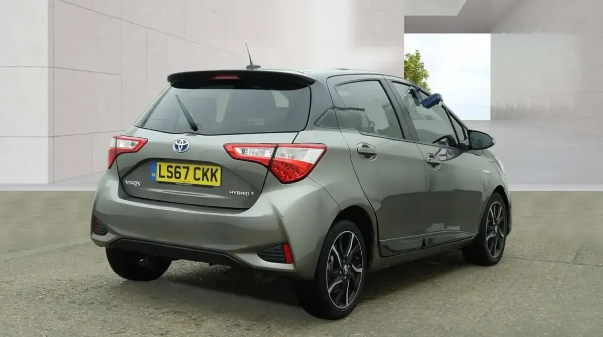 Used Toyota Yaris 100 HP (73 kW) 2017 Bronze Hatchback