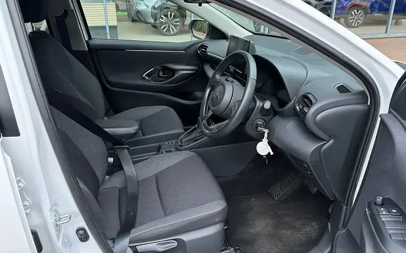 Used Toyota Yaris Design 116 HP (85 kW) 2024 White Hatchback