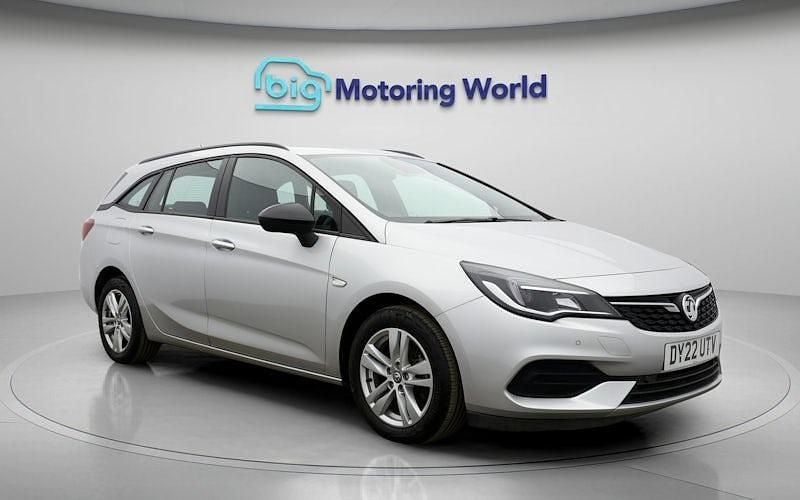 Used Vauxhall Astra Business Edition 122 HP (89 kW) 2021 Silver Estate