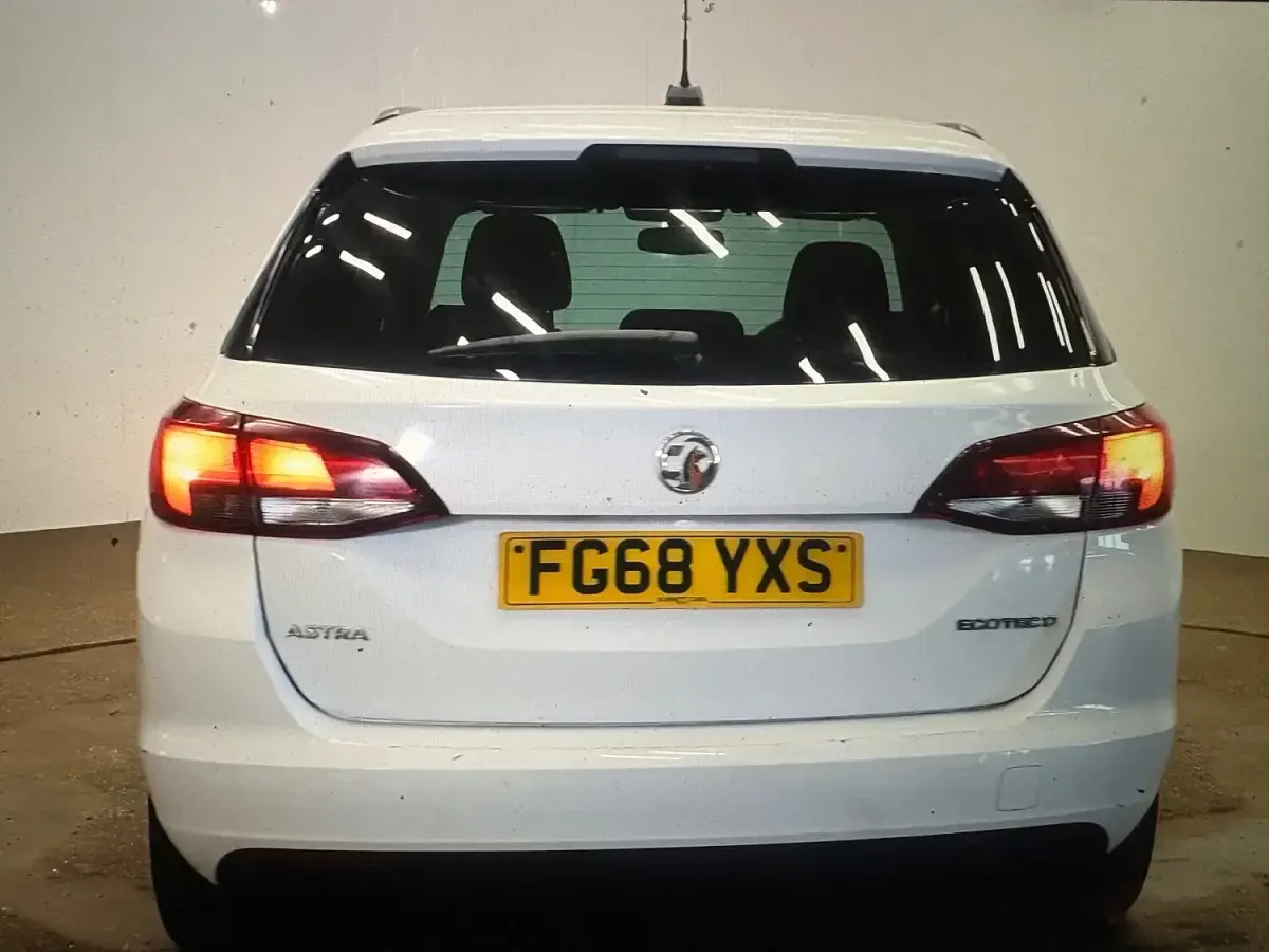 Used Vauxhall Astra 110 HP (80 kW) 2018 White Estate