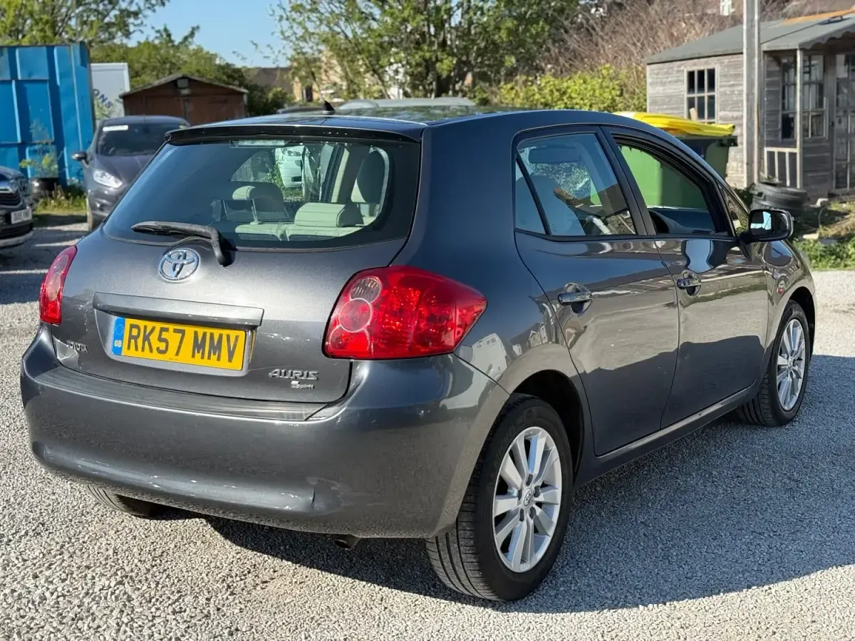 Used Toyota Auris 124 HP (91 kW) 2007 Grey Hatchback