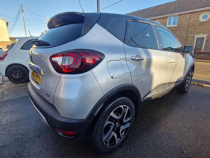 Used Renault Captur Dynamique 90 HP (66 kW) 2017 Silver/black SUV