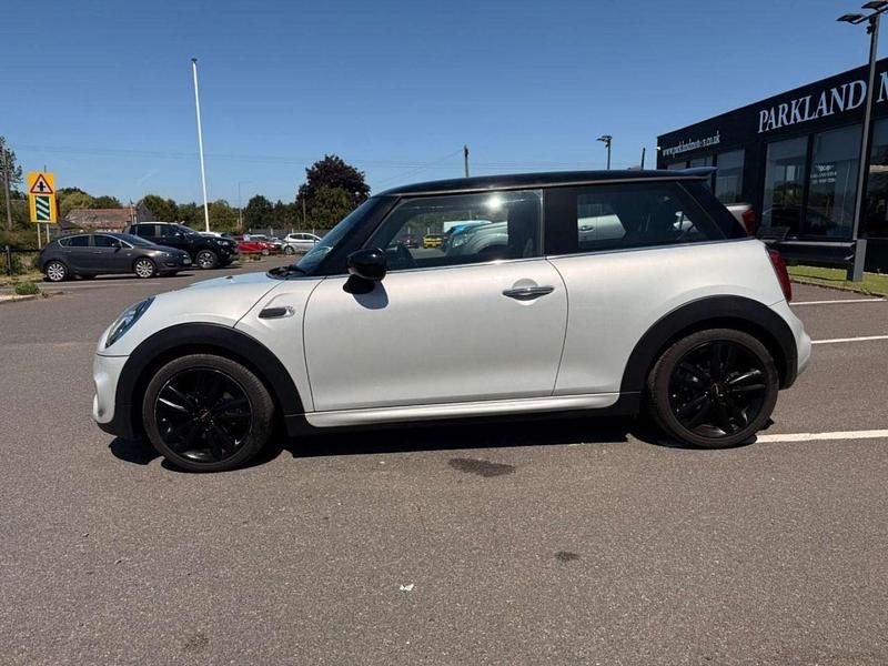 Usado Mini Cooper Hatch 136 CV (100 kW) 2019 Plateado Utilitario