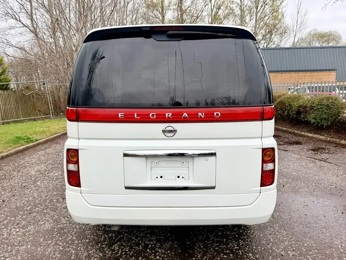 Used Nissan Elgrand 2004 Pearl white MPV