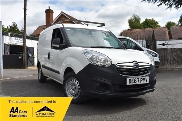 White Used 2017 Vauxhall Combo S MPV | £4,990 (Fair price) - Image 1/1