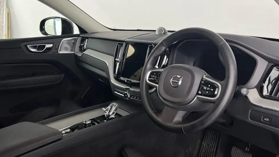 Käytetty Volvo XC60 Ultra 2025 Harmaa Katumaasturi