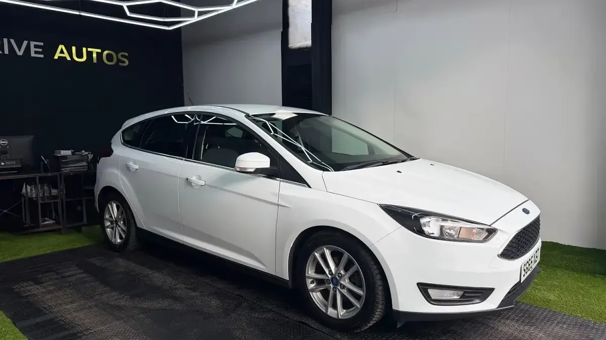Used Ford Focus Zetec 125 HP (91 kW) 2015 White Hatchback