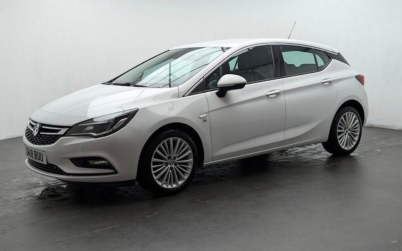 Used Vauxhall Astra Elite 110 HP (80 kW) 2017 White Hatchback