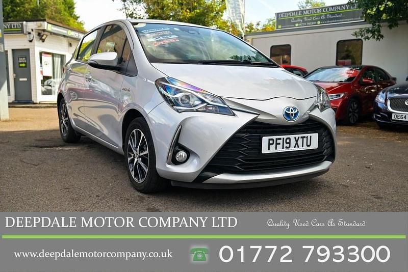 Silver Used 2019 Toyota Yaris Hybrid Hatchback | £8,990 (Good price) - Image 1/4