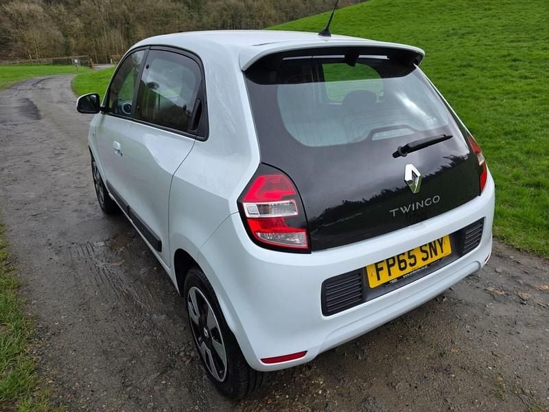 Used Renault Twingo Play 70 HP (51 kW) 2015 White Hatchback