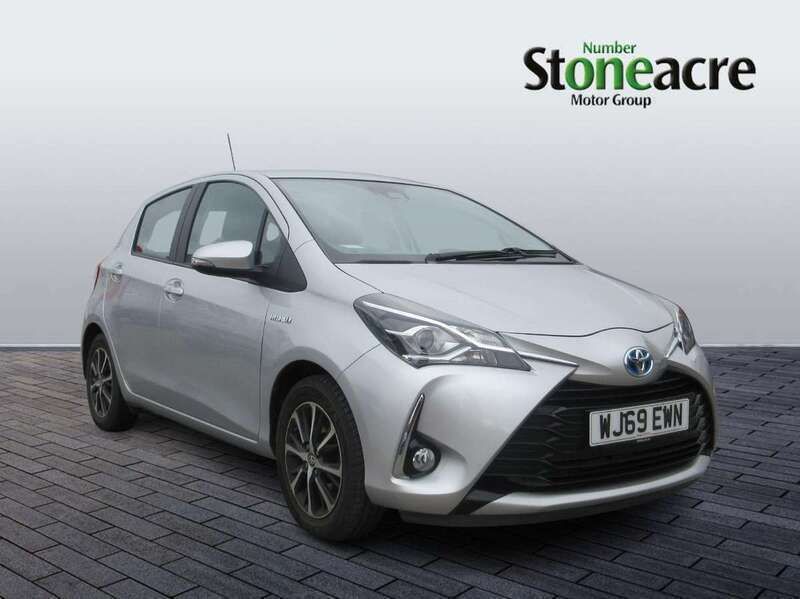 Silver Used 2019 Toyota Yaris Hybrid Hatchback | £11,750 (Good price) - Image 1/4