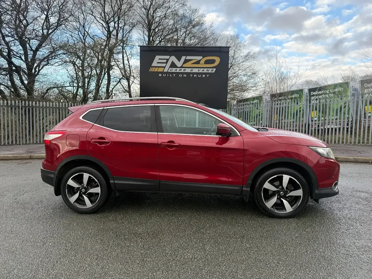 Used Nissan Qashqai N-TEC 110 HP (80 kW) 2015 Red SUV