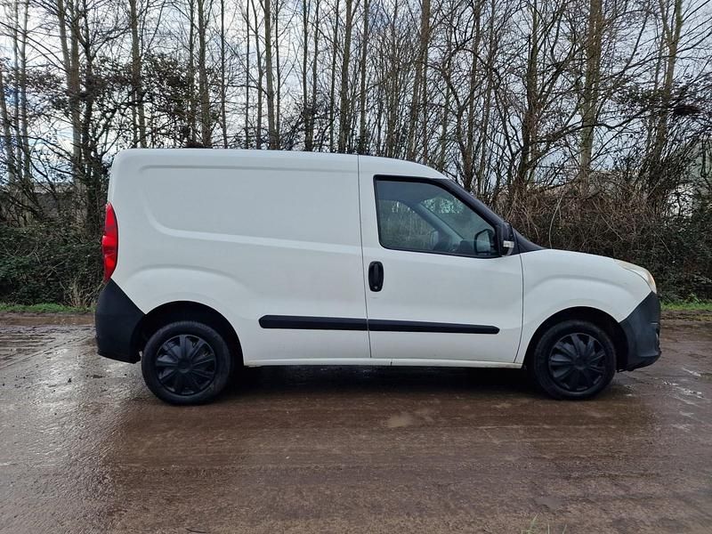 Used Vauxhall Combo 90 HP (66 kW) 2015 White MPV