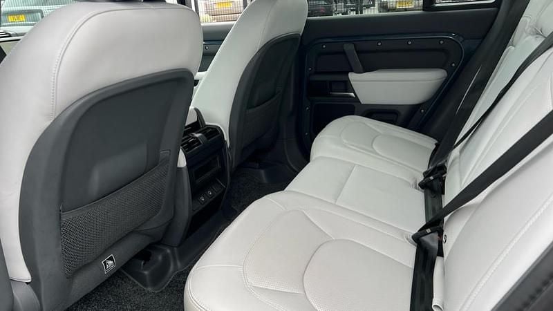 Używany Land Rover Defender HSE Dynamic 300 KM (220 kW) 2024 Niebieski SUV