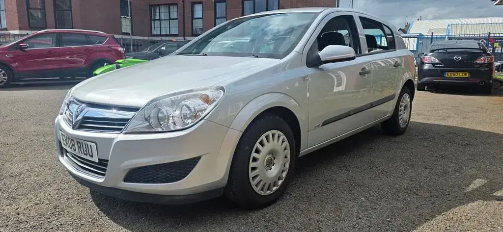 Usado Vauxhall Astra 115 HP (84 kW) 2008 Prateado Citadino