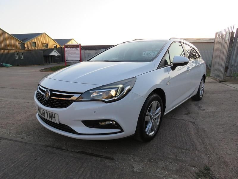 Used Vauxhall Astra Design Edition 2018 White Estate