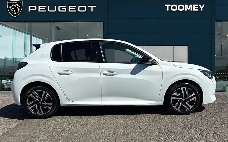 Used Peugeot 208 Allure+ 102 HP (75 kW) 2023 White Hatchback