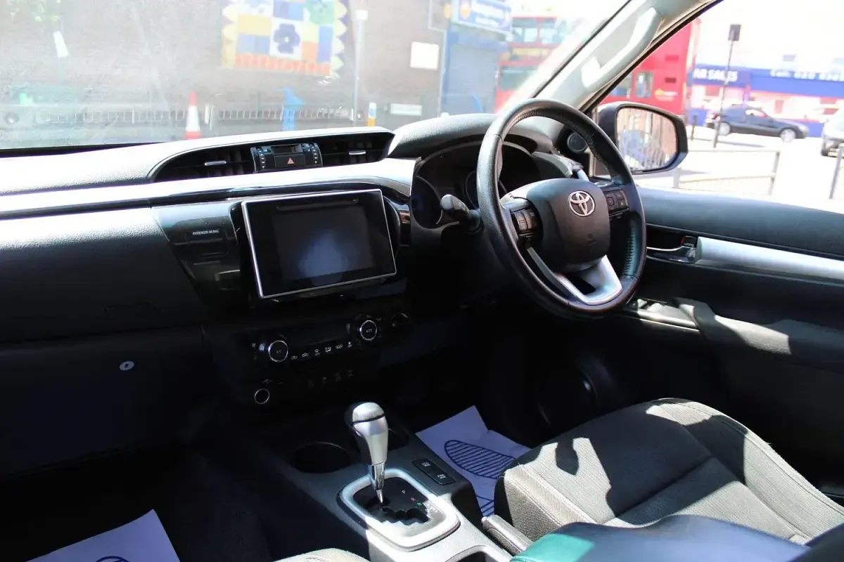 Used Toyota HiLux 150 HP (110 kW) 2020 Grey Pickup