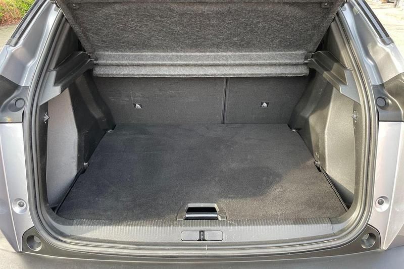 Usado Peugeot 2008 Premium 129 CV (94 kW) 2021 Gris SUV