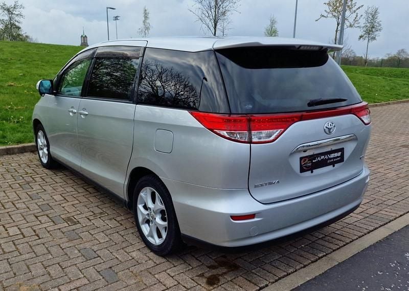 Begagnad Toyota Estima 2026 Silver Minibuss
