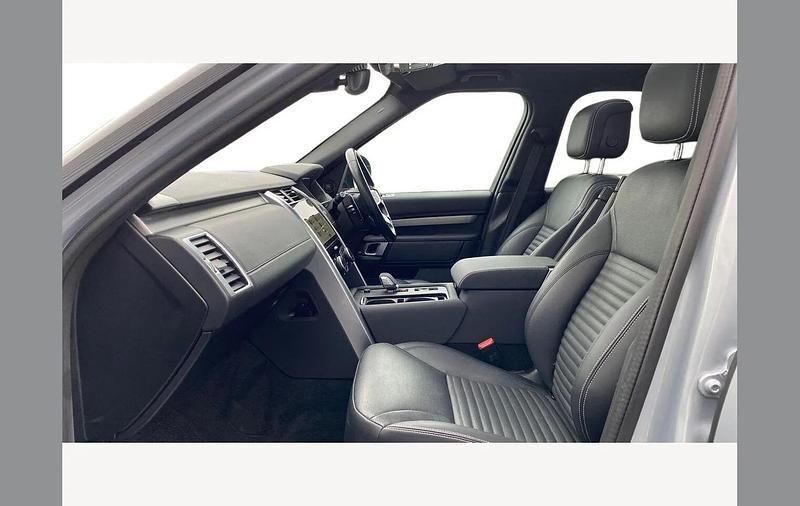 Usado Land Rover Discovery 5 SE Dynamic 300 HP (220 kW) 2023 Prateado SUV