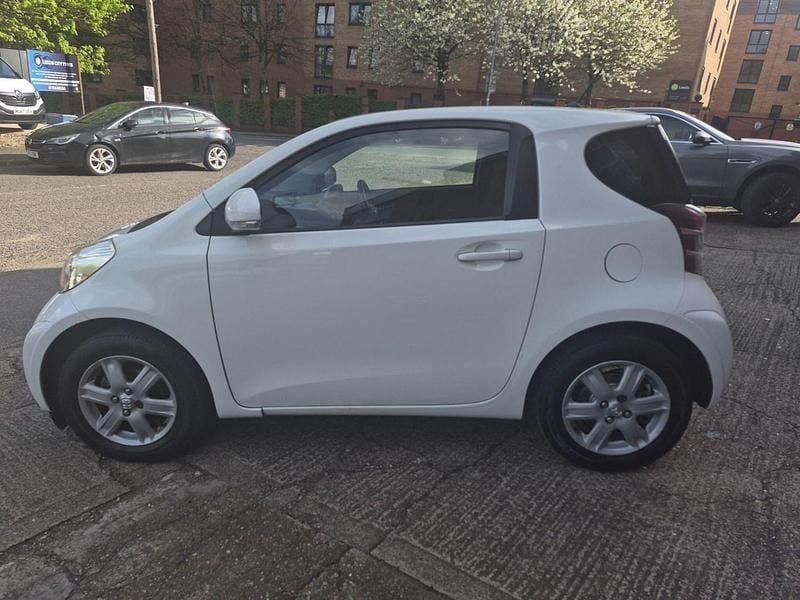 Used Toyota iQ 68 HP (50 kW) 2009 White Hatchback