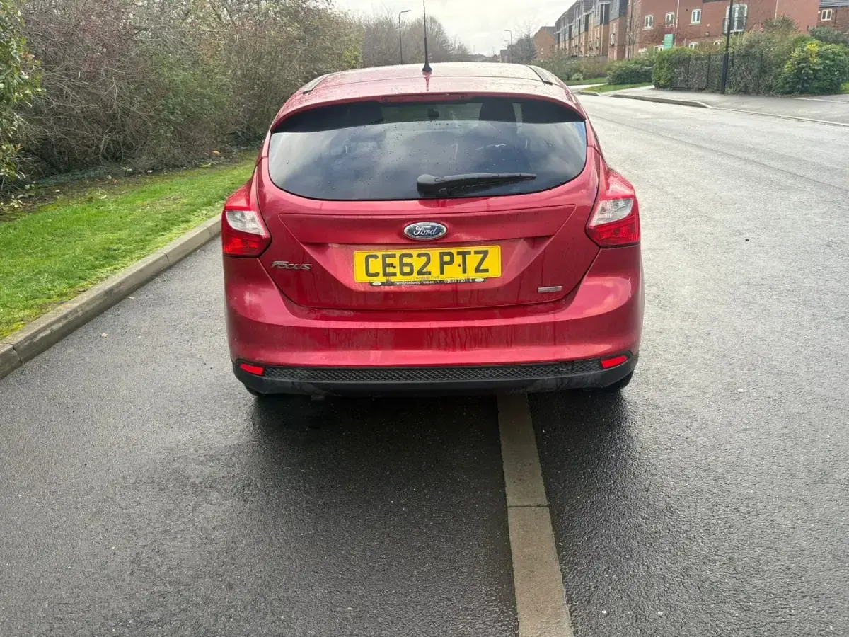 Begagnad Ford Focus Zetec 125 HK (91 kW) 2012 Röd Halvkombi