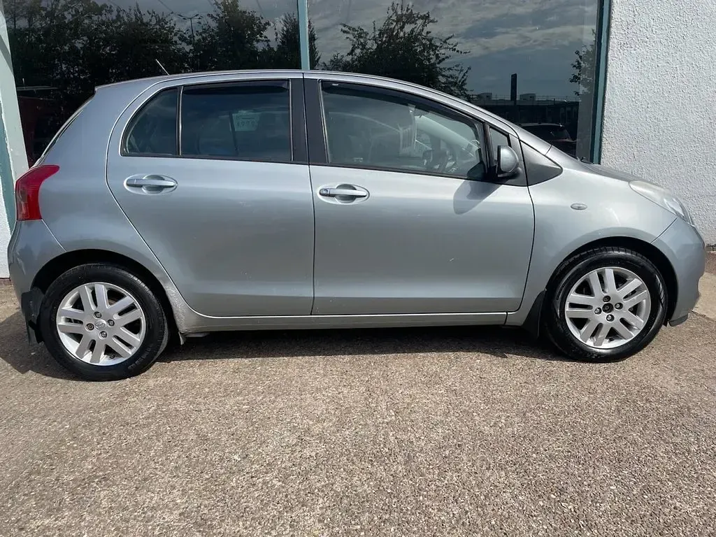 Used Toyota Yaris 85 HP (62 kW) 2007 Silver Hatchback