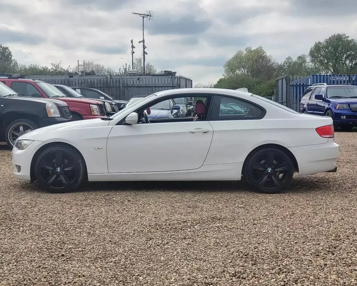 Used BMW 320 167 HP (122 kW) 2010 White Coupe