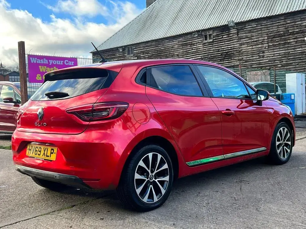 Used Renault Clio Iconic 101 HP (74 kW) 2019 Red Hatchback