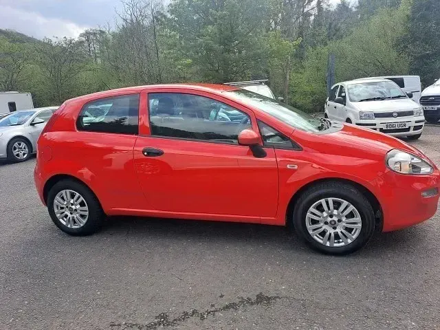 Usado Fiat Punto Pop 69 HP (50 kW) 2015 Vermelho Citadino