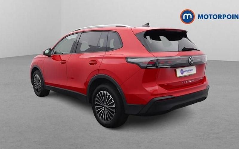Usado VW Tiguan Match 204 HP (150 kW) 2025 Vermelho SUV