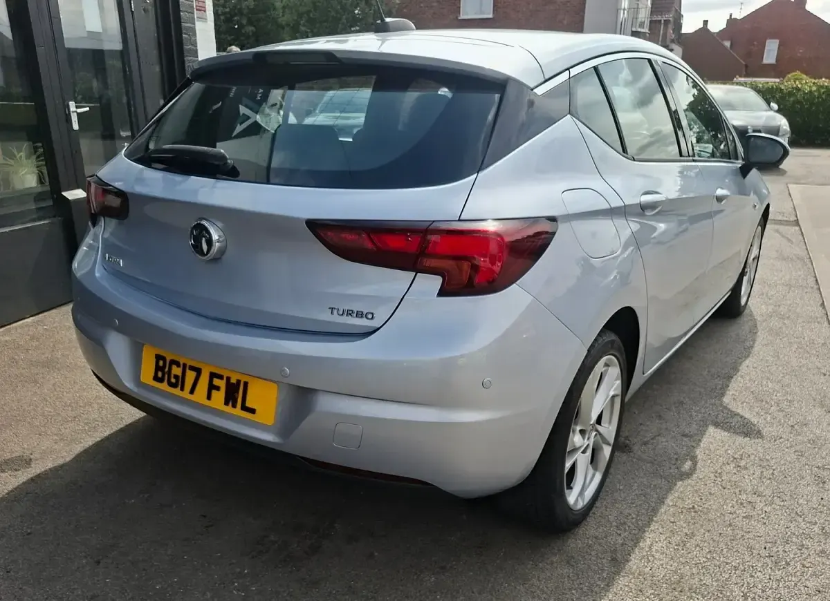 Used Vauxhall Astra SRi 150 HP (110 kW) 2017 Silver Hatchback